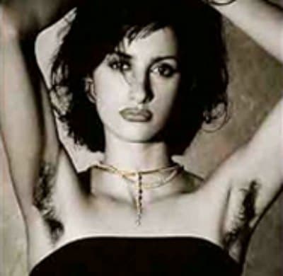 En la década de los 90, Pénelope Cruz llamó la atención al publicar esta fotografía donde aparece con abundante vello en la zona de las axilas anunciando joyería. Esa no fue la única vez que lo ha hecho, pues también apareció así en el filme titulado 'Brujas'.