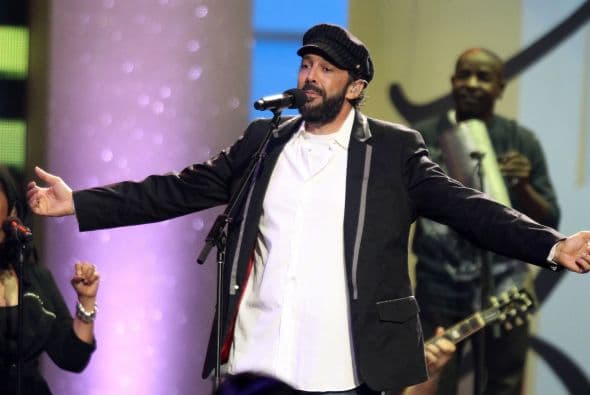 ¿Timido? Lo cierto es que sobre el escenario Juan Luis Guerra se transforma, y eso es muy notorio.