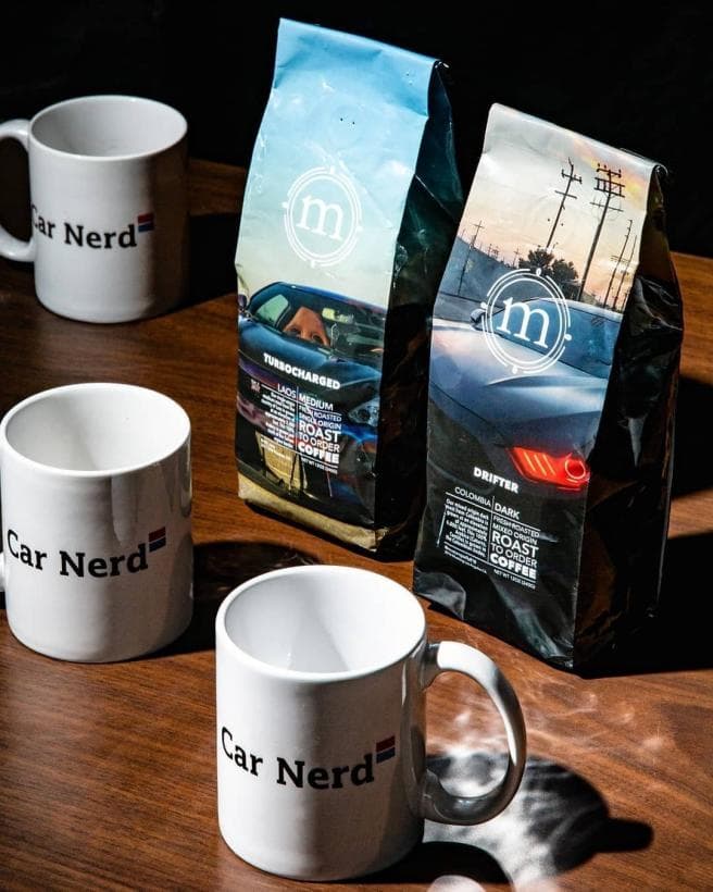 <h3 class="cms-H3-H3"><b>Café especial - Supercharged</b></h3>
<br>
<br>Por otro lado, si a esta persona especial le gusta tomarse una taza de café ya sea por las mañanas o bien por las tardes, una bolsa de granos Supercharged de la empresa Motorized Coffee Company le dará ese empujón que necesita. Como es de suponer, los dueños de la empresa son grandes entusiastas de los carros y cada uno de sus productos están relacionados al mundo motor.
<br>
<br>
<b>Precio:</b> $18
<br>
<br>
<b>Link:</b> 
<a href="https://www.motorizedcoffee.com/collections/frontpage/products/supercharged-1"><u>Supercharged Medium Roast</u></a>