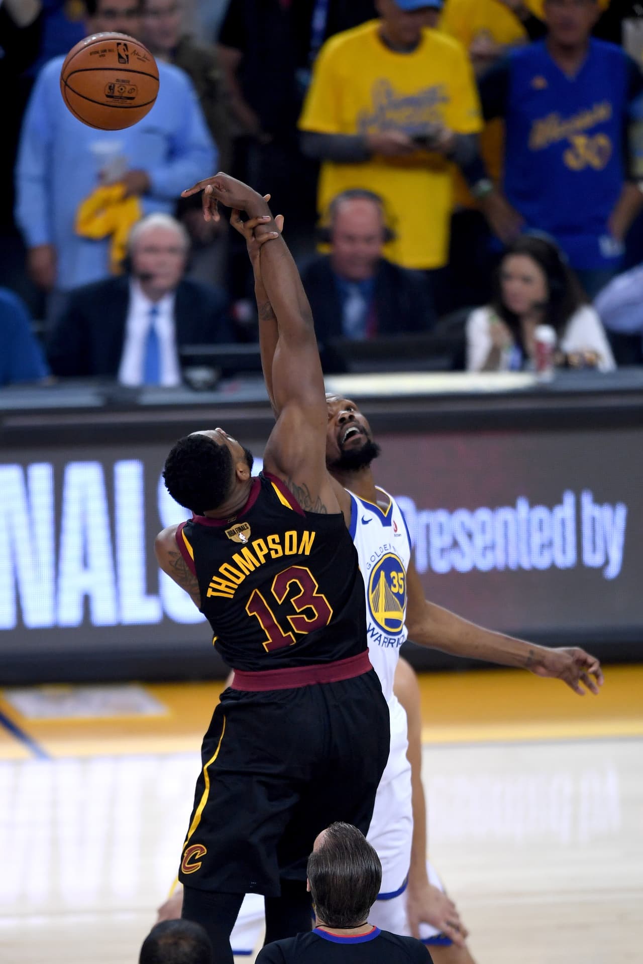 Con el comienzo del partido, las miradas se concentraron en las grandes figuras: Stephen Curry y LeBron James.