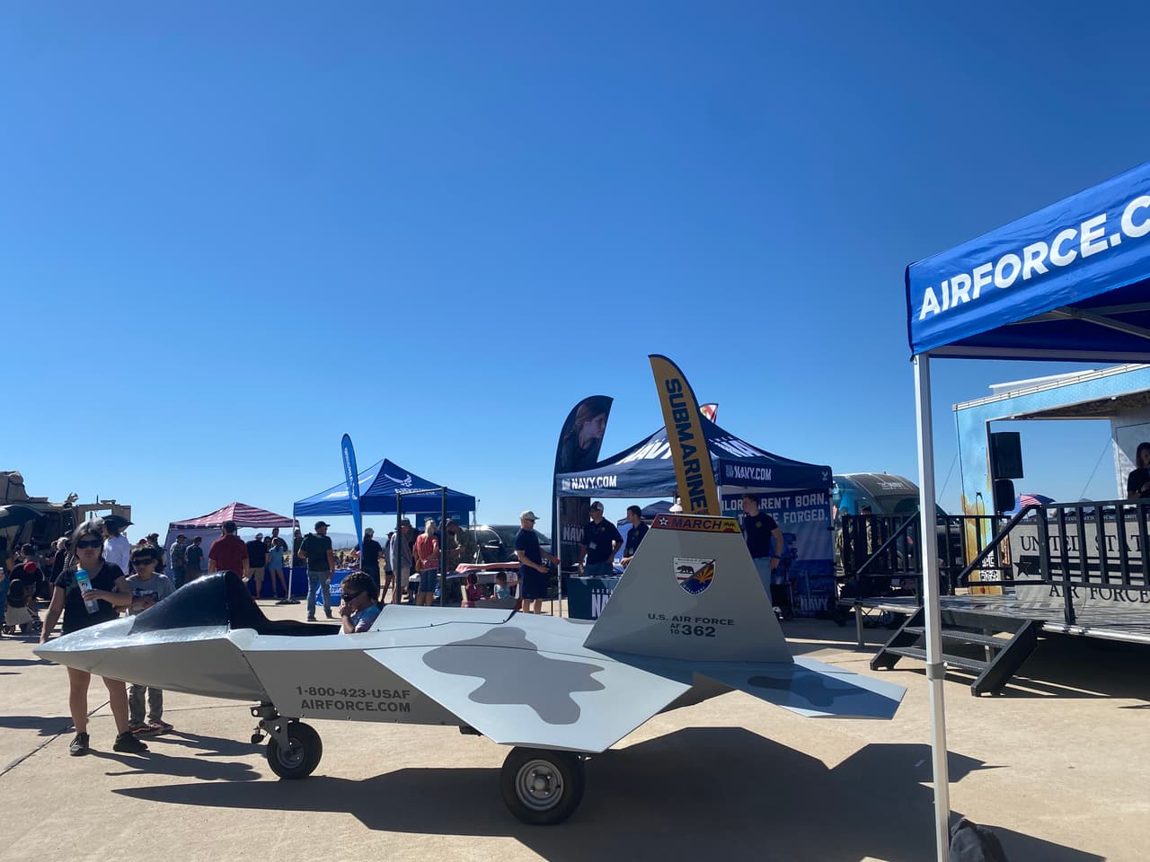 Mucha diversión para niños en el show del aire en la Base Aérea de EEUU Davis-Monthan en Tucson.
