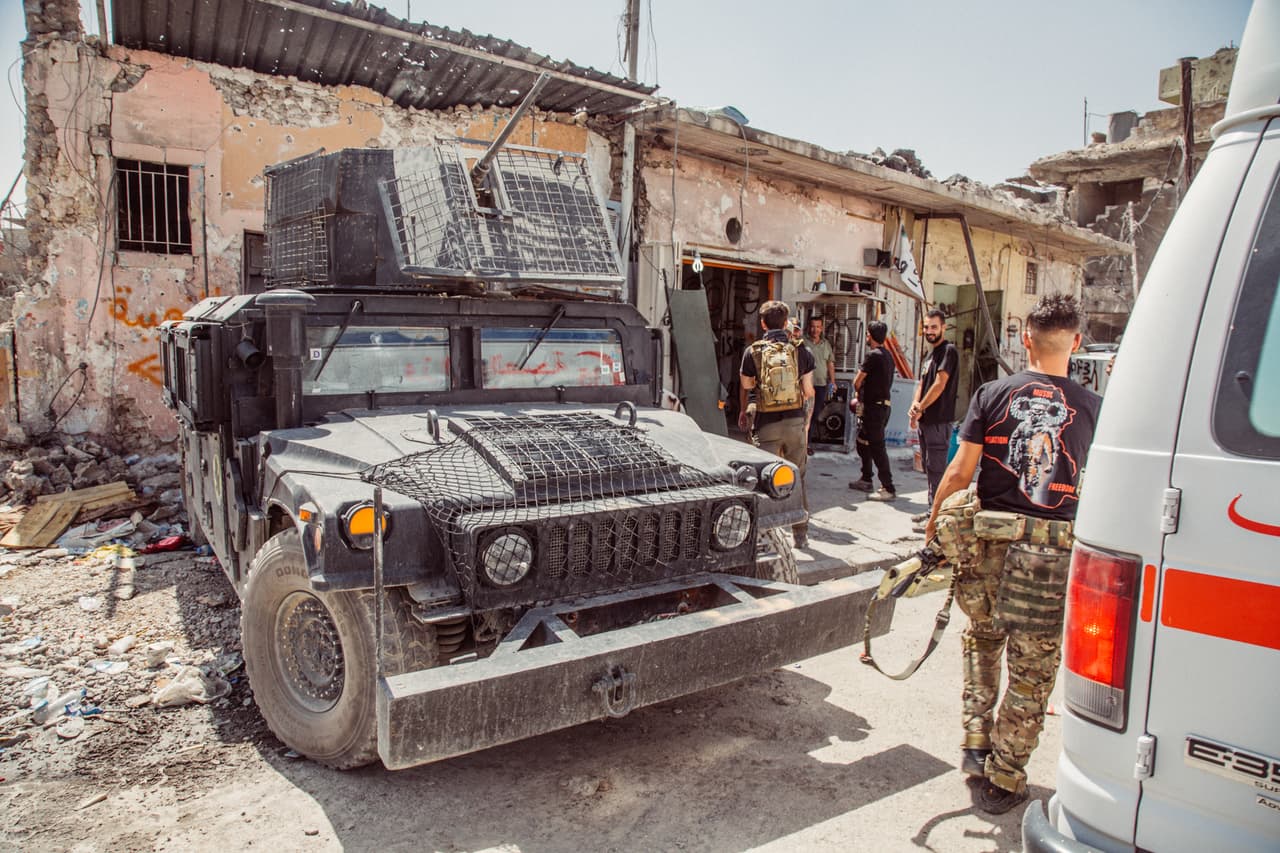 “Todo el equipo del ejército iraquí es estadounidense, como la Humvee donde nos acompañaron mientras viajábamos en una ambulancia. Con ellos conocí una pequeña base de las Fuerzas Especiales”, aseguró el periodista.