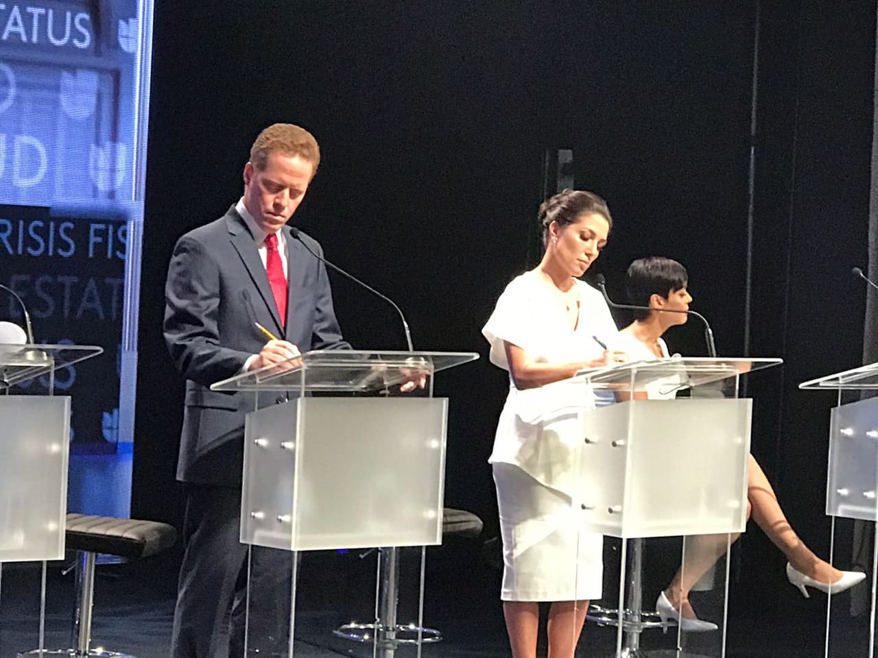 El último y decisivo debate entre los candidatos a la Gobernación puso cara a cara a todos los candidatos que buscar llegar a Fortaleza. Mira el backstage.