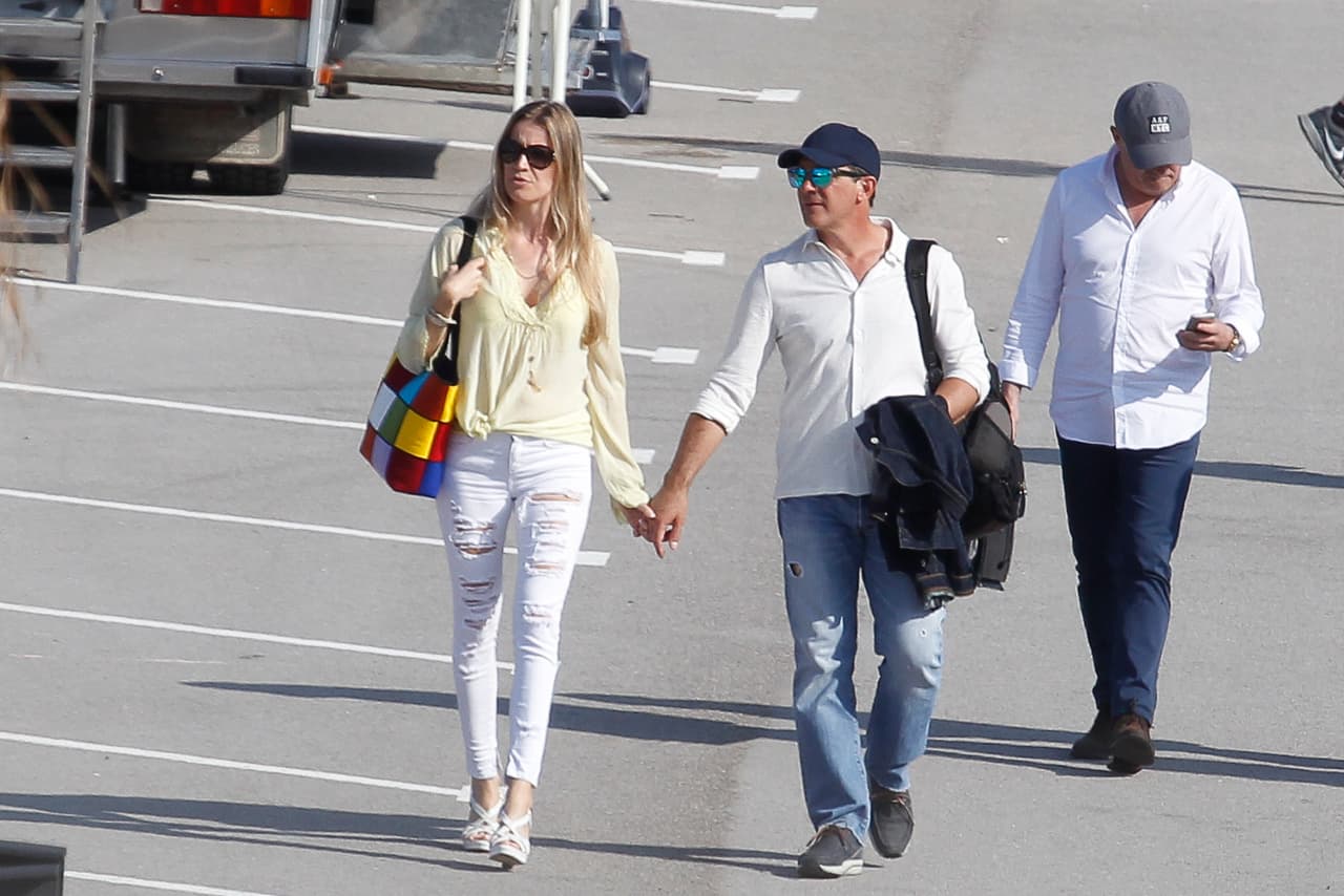 Aquí tomaditos de la mano.