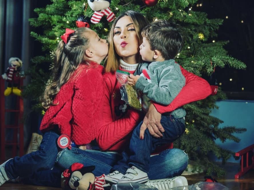 Otra de las integrantes de OV7 que compartió fotografías de su festejo de Navidad fue Mariana Ochoa, quien publicó una fotografía en compañía de sus dos hijos, Valentina y Salvador.