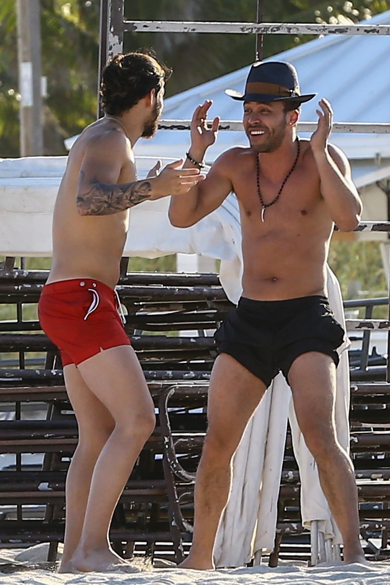 Ambos artistas, dan muestras de que en el mundo del entretenimiento es posible tener amigos y pasarla bien, creciendo a la vez.