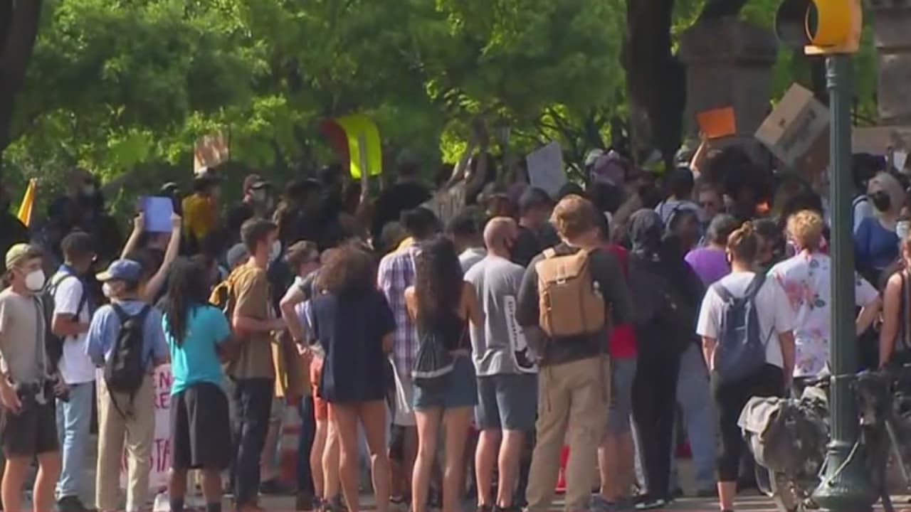 Manifestantes se reúnen en el Capitolio de Texas y sede de la policía de Austin para el quinto día de protestas 