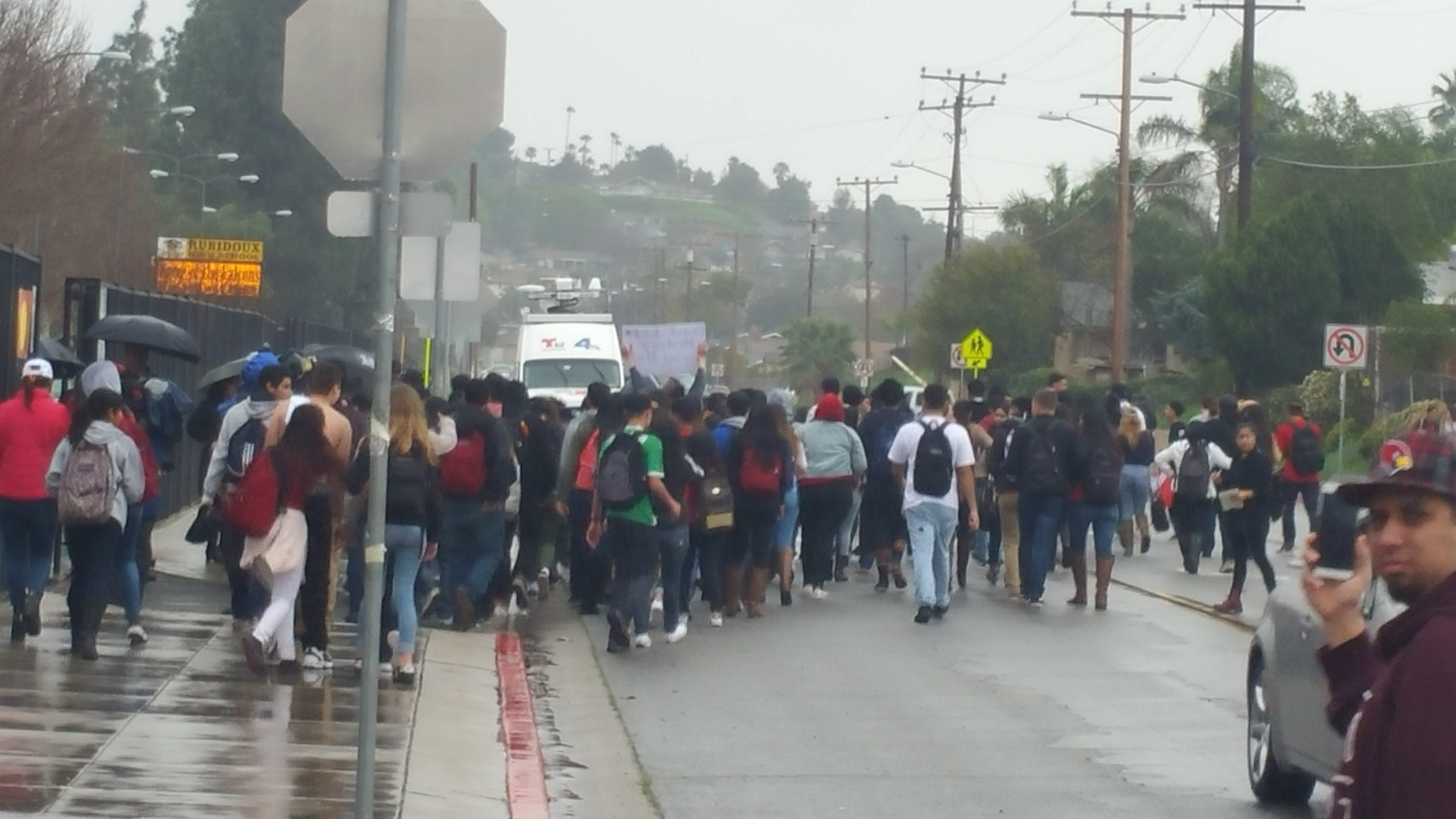 Alumnos de la preparatoria Rubidoux, en la ciudad de Jurupa Valley, realizaron un rally este viernes.