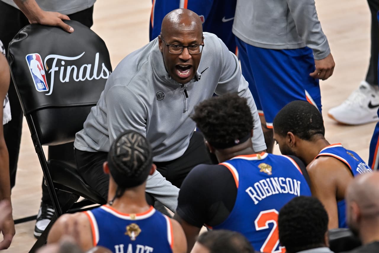 El entrenador de los New York Knicks, Mike Brown, habla con su equipo durante un tiempo muerto en la primera mitad del quinto partido de las Finales de la NBA contra los San Antonio Spurs, el sábado 13 de junio de 2026, en San Antonio