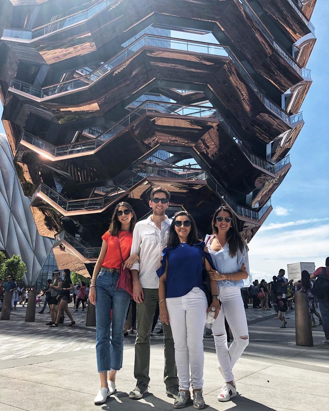 La familia Interiano también guarda bellos recuerdos de Nueva York, aquí aparecen junto a uno de los íconos de la ciudad, The Vessel.