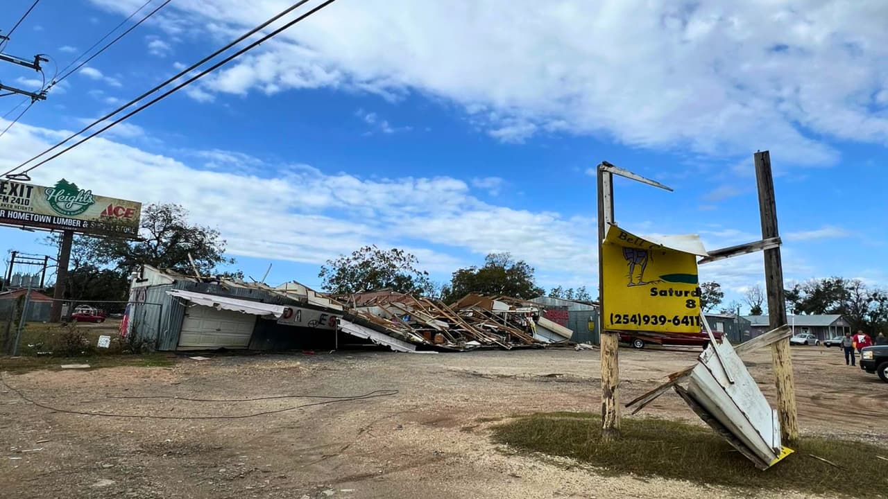 <a href="https://maps.app.goo.gl/BU7r8t8dsRsoHfMc8" target="_blank">Bell County Flea Market</a>, un punto de encuentro para los residentes,
<b> sufrió serios daños cuando las ráfagas de hasta 45 millas por hora arrancaron partes del techo y las paredes del mercado</b>. Los escombros volaron por el aire, destruyendo parte de los pequeños locales que se encuentran en el lugar.