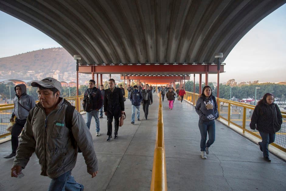 Gente viajando al trabajo por el transporte público de Ciudad de México.