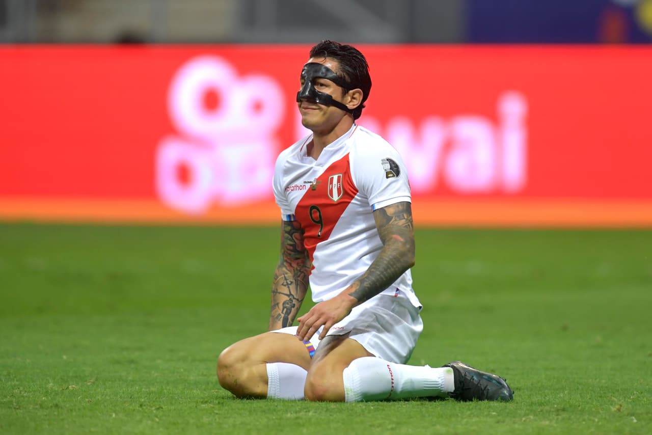 Al cuarto de hora, Gianluca Lapadula dejó escapar la primera gran oportunidad de gol para Perú al no poder conectar un servicio de Yotún.