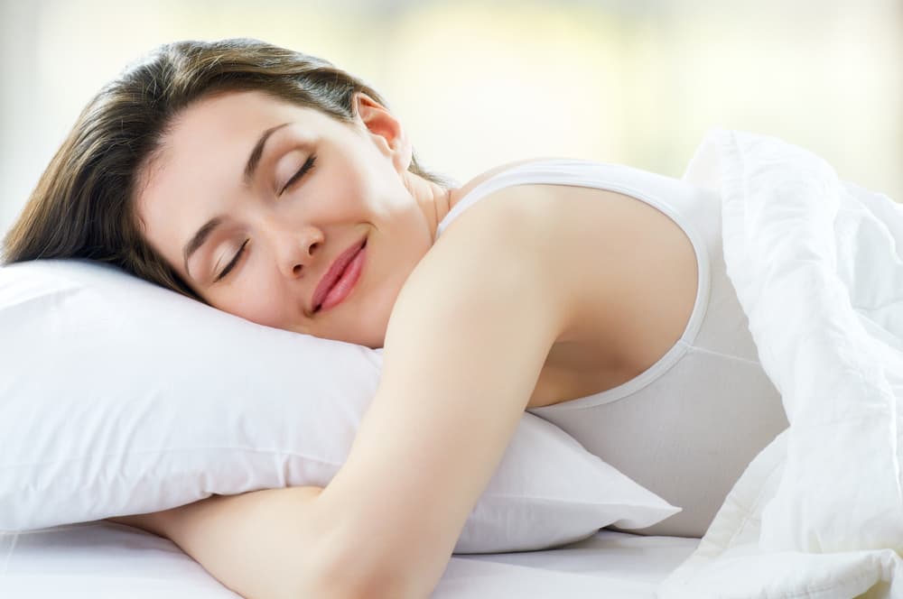 Dulces sueños, necesitas dormir mínimo ocho horas diarias. No hay crema que iguale los efectos del sueño en tu piel, así que descansa todo lo que puedas para rejuvenecer.