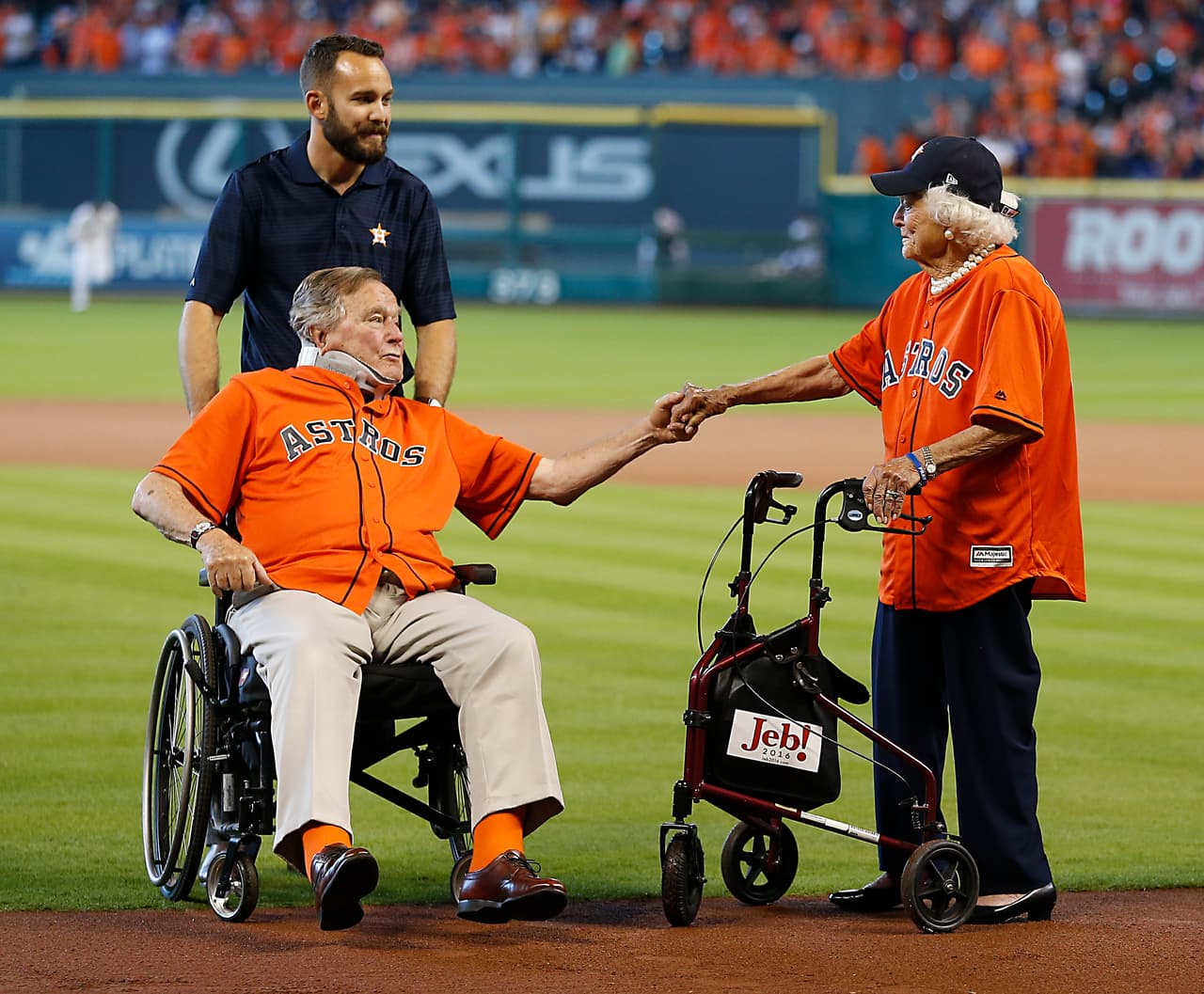Ambos eran aficionados de ese equipo de Houston. Aquí, ambos se toman la mano en el campo de los Astros, el 11 de octubre de 2015.