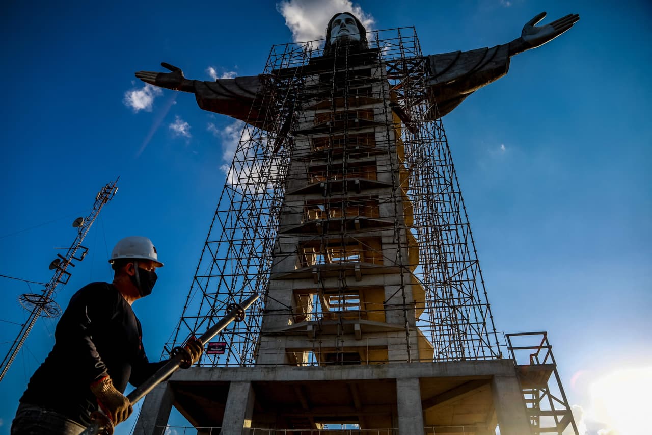 La estatua es obra del escultor Genésio Gomes Moura y su hijo Markus Moura. Su cabeza y sus brazos fueron instalados el 6 de abril.