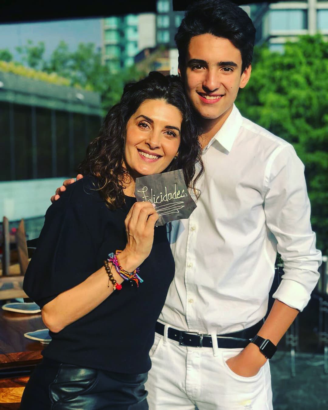 Lo que no supimos fue qué le regaló Sebastián a 
<b><a href="http://www.univision.com/temas/mayrin-villanueva">Mayrín</a></b>, pues sólo posó con una tarjeta que tenía la leyenda 'Felicidades', esto sin dar más detalles del presente que le llevó en su día.