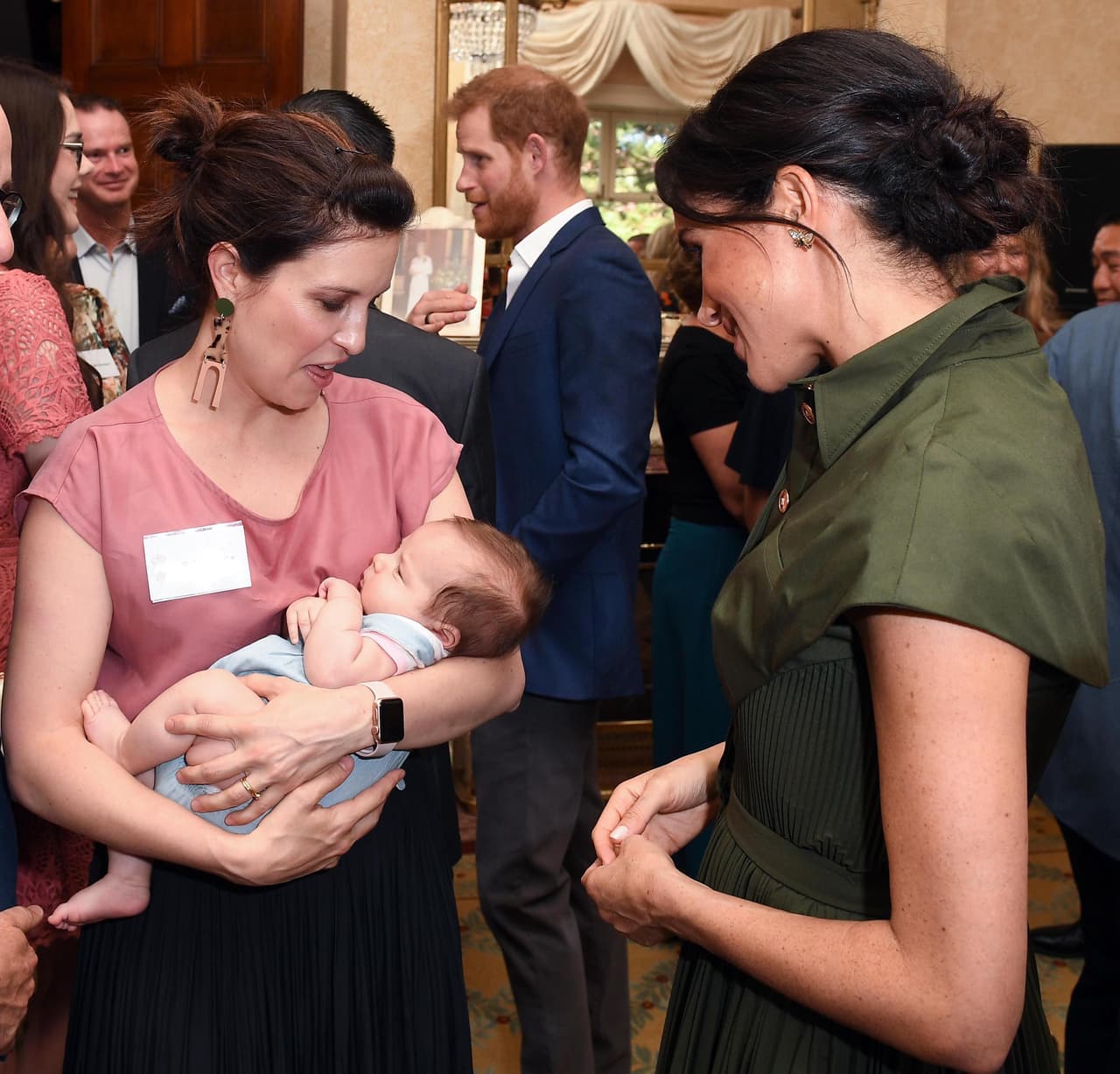 En el evento, realizado por el
<b> gobernador Peter Cosgrove y su esposa Lynne</b>, la artista Higgins también le contó a la duquesa de Sussex sobre 
<b>su experiencia con Luna</b>, a quien dio a luz hace 9 semanas.