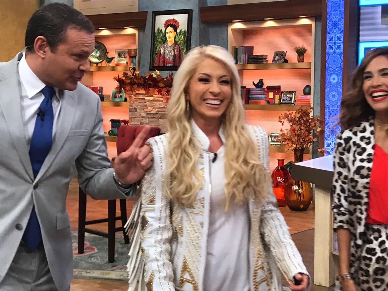 Sonriente y llena de ánimo, la cantante mexicana estaba lista para hablar sin pelos en la lengua.