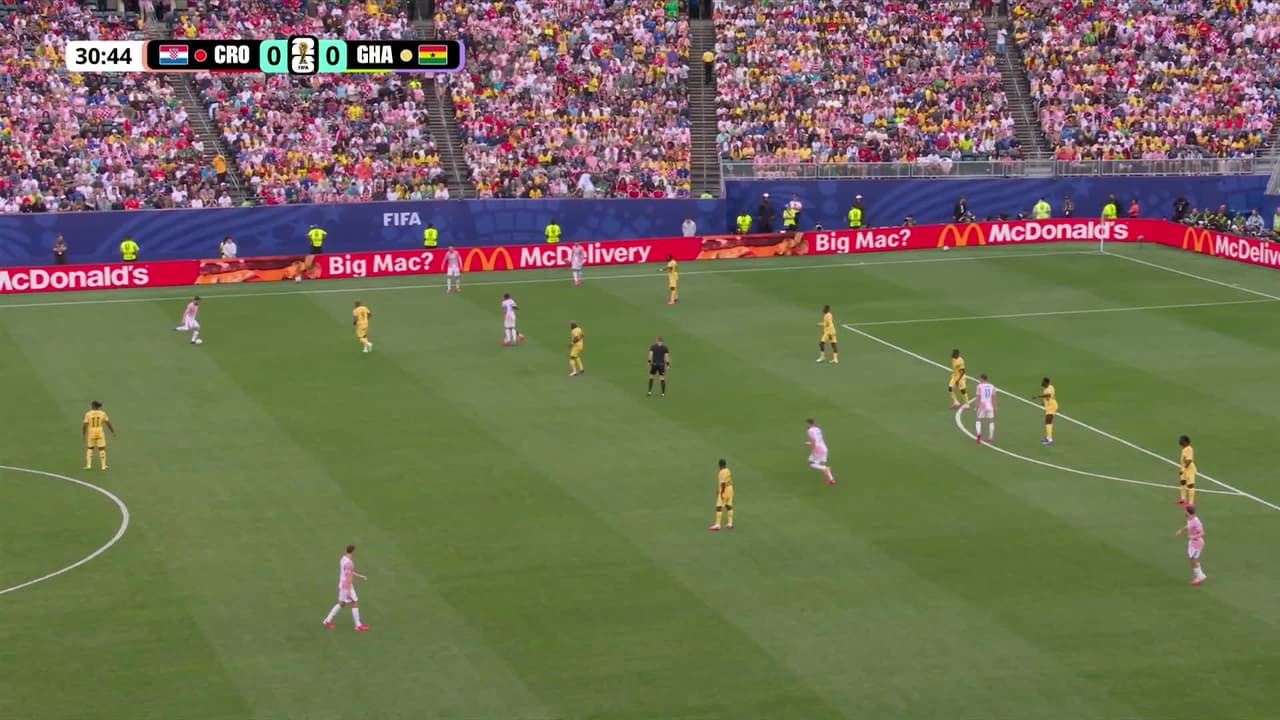¡GOL!  anota para Croacia. Petar Sucic