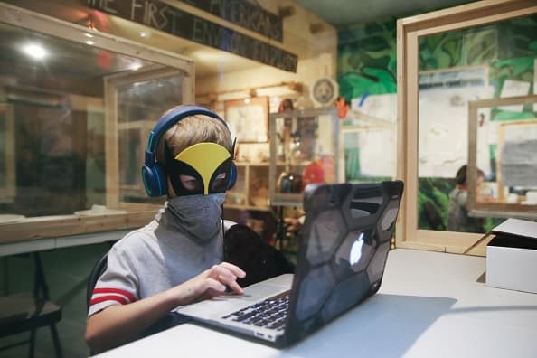 “No aprenden igual”, dijo Tere Onofre, madre de dos estudiantes, a
<b>Univision Los Ángeles</b>. Onofre tienen sentimientos encontrados, ya que si bien reconoció que los retos de las clases en línea, al mismo tiempo aseguró “que el que están vacunados no es garantía de que no se contagiarán con el virus”.