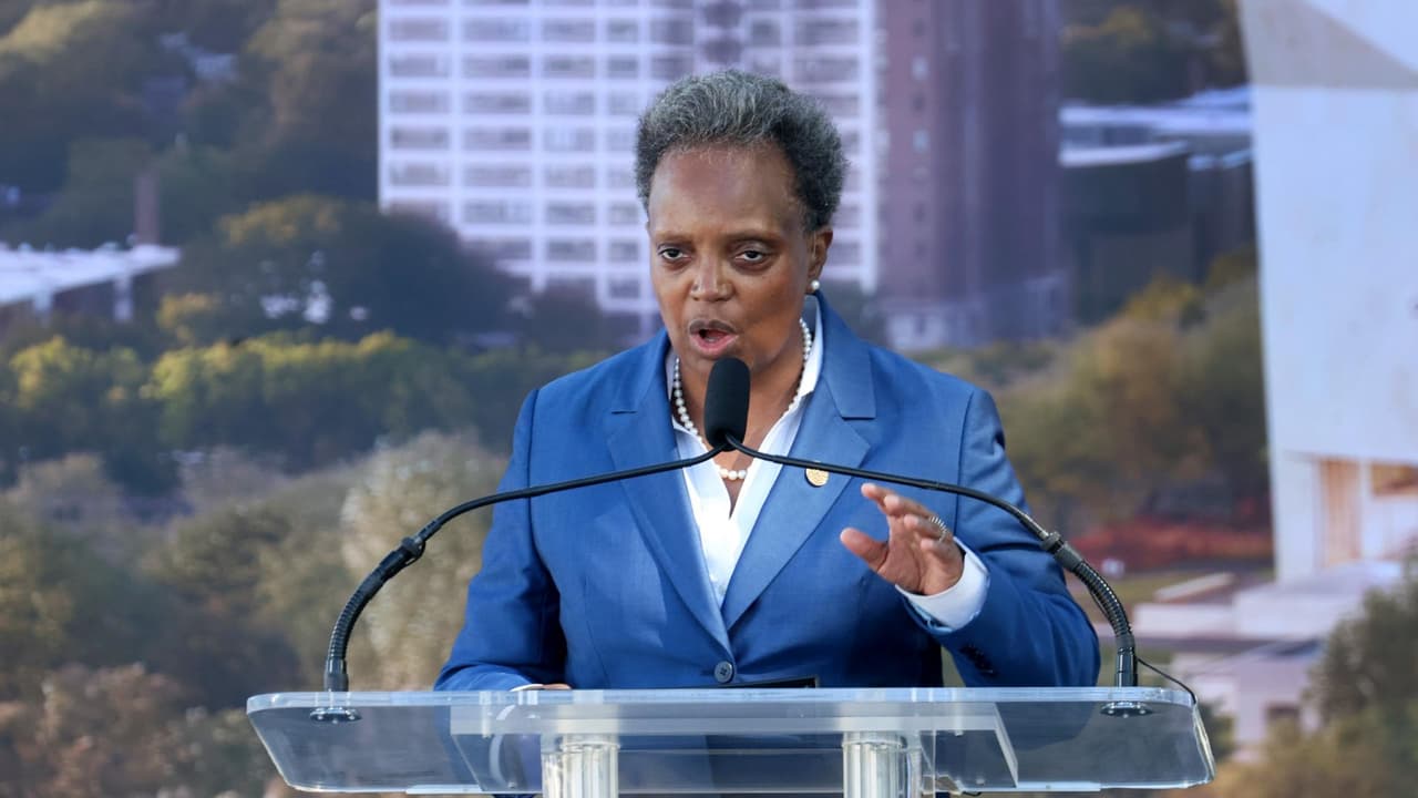 Sin embargo, también habló sobre 
<b><a href="https://www.univision.com/local/chicago-wgbo/avanzan-en-concilio-cambios-toque-de-queda-lightfoot" target="_blank">la aprobación por el Comité de Seguridad del Concilio Municipal</a> </b>a las 
<b>modificaciones que propone para el toque de queda</b> para menores en la Ciudad. La medida espera ser votada la semana siguiente en el pleno del Concejo.