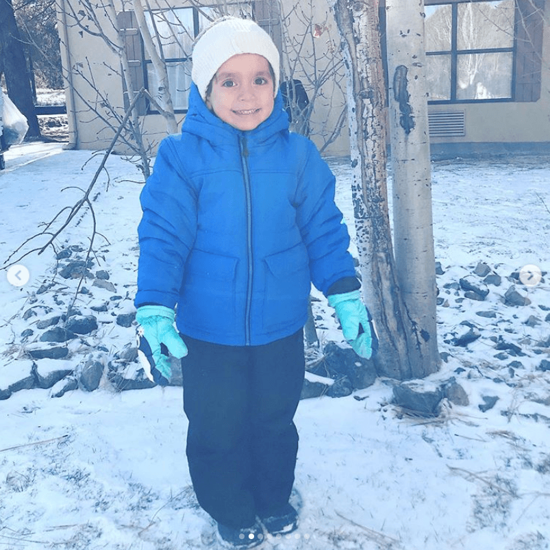 Conforme han pasado los años hay algo que ha distinguido a León: el 
<b><a href="https://www.univision.com/famosos/elizabeth-alvarez-y-jorge-salinas-se-llevaron-a-sus-mellizos-a-esquiar-en-nieve-fotos" target="_blank">innegable parecido</a></b> que tiene con su famoso padre. 
<br>