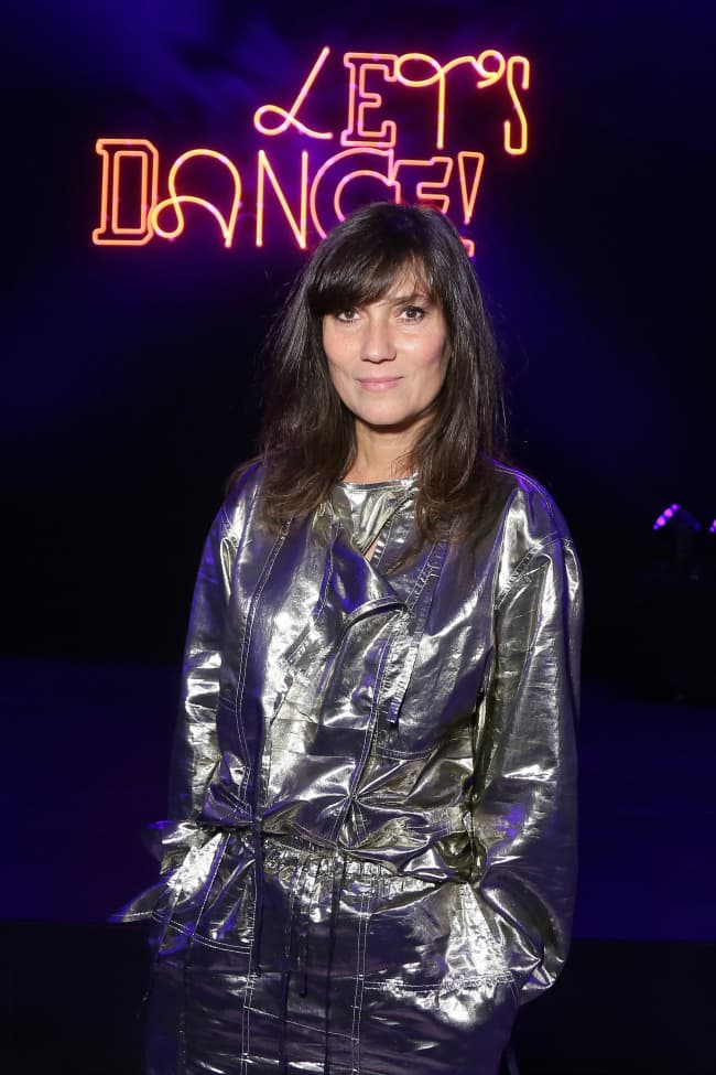 Emmanuelle Alt. La ex directora de moda y ahora directora de Vogue París es la responsable del nuevo look parisino que da la vuelta al mundo. Inspiró a grandes firmas como Isabel Marant y Balmain. Sus piernas largas hacen que lleve los skinny jeans como nadie. Combina con tacones de aguja en gamuza, además de pantalones de cuero, abrigos oversized y blazers que ajusta con un cinturón. Su estilo masculino la hacen única y muy imitada.