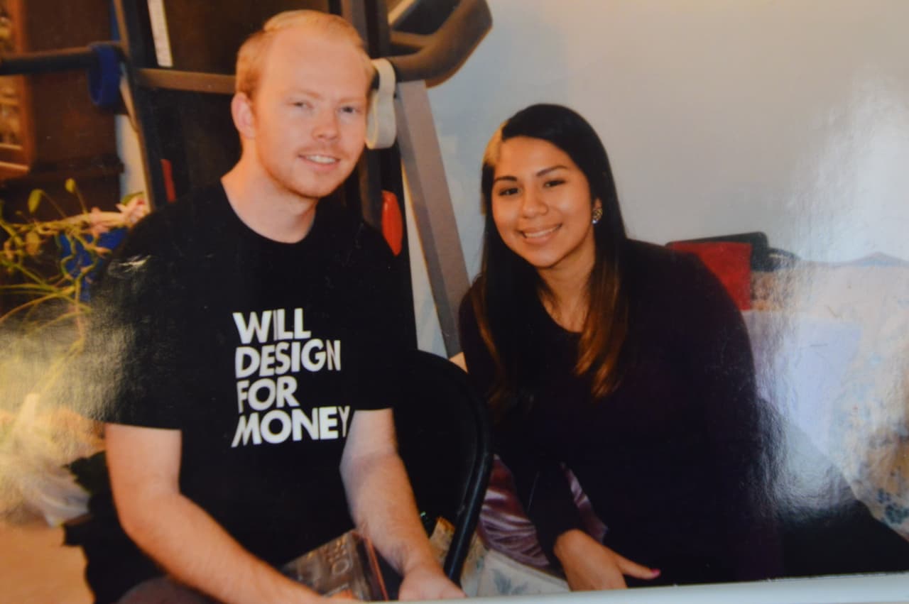 Nohemí junto a su novio.