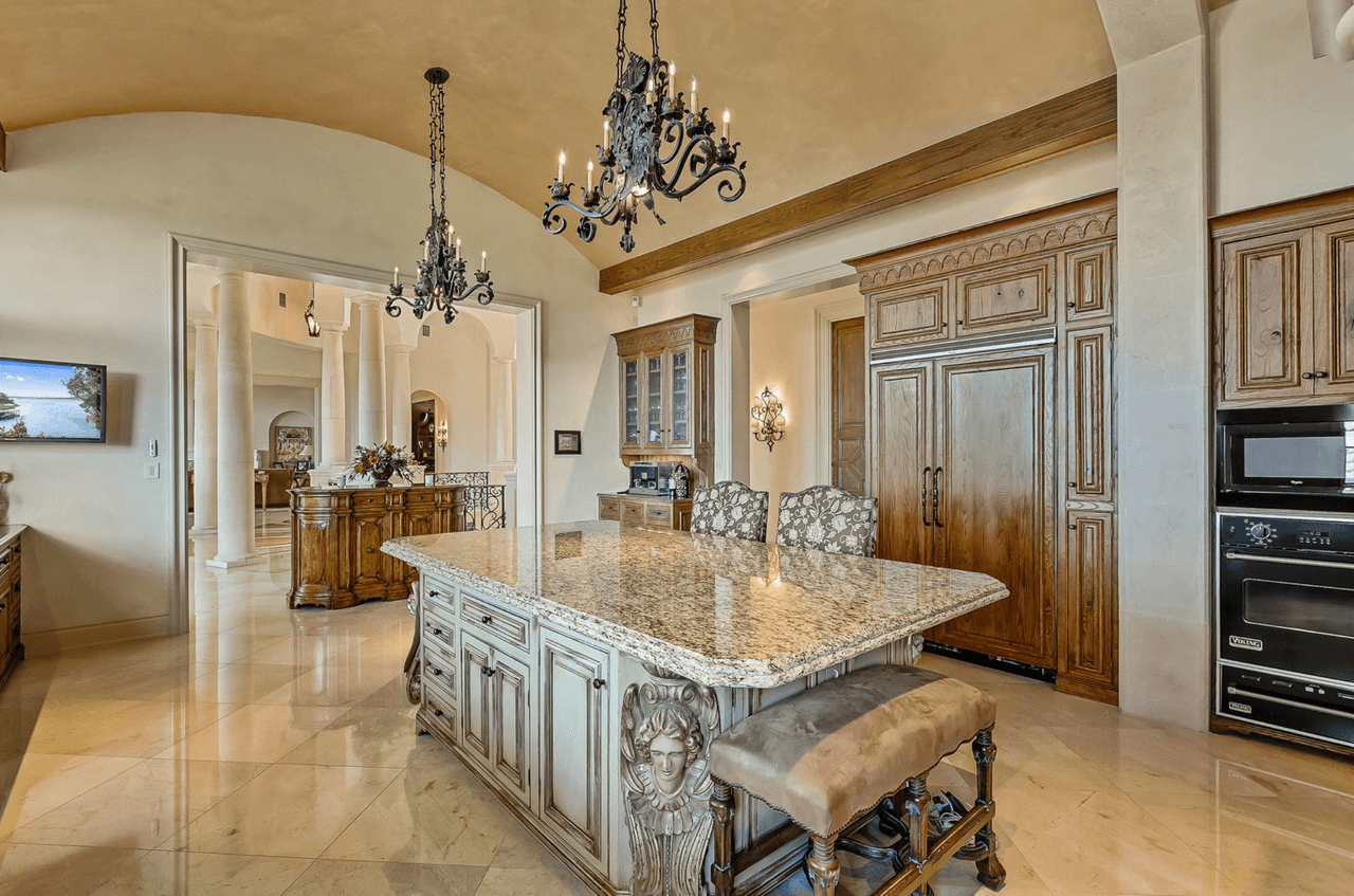 La cocina tiene pisos de mármol.