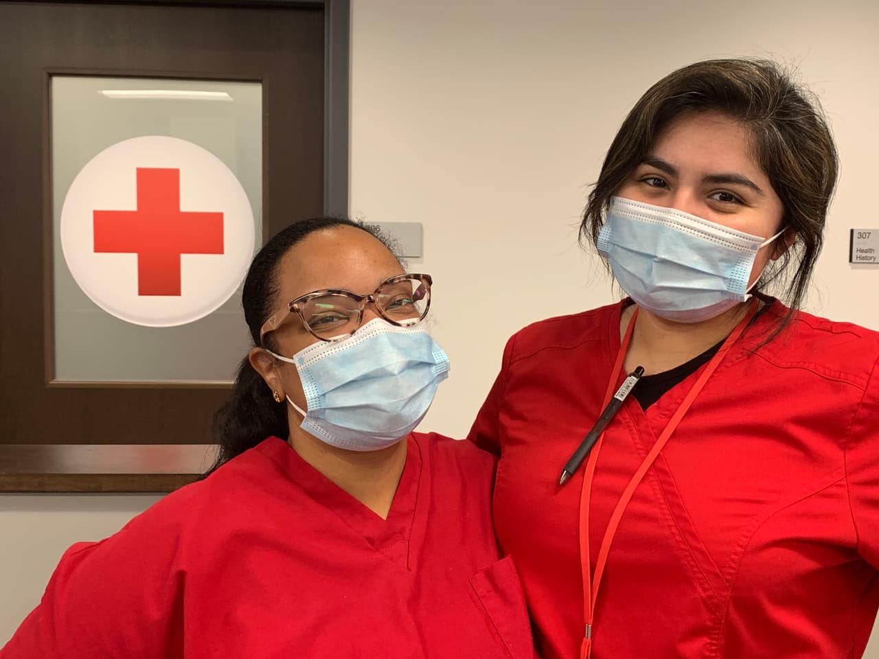 Ellas son Jessica Lozano y Nicole Rhodes. Ambas trabajan con la Cruz Roja Americana de Illinois en momentos en los que la donación de sangre es tan necesaria.