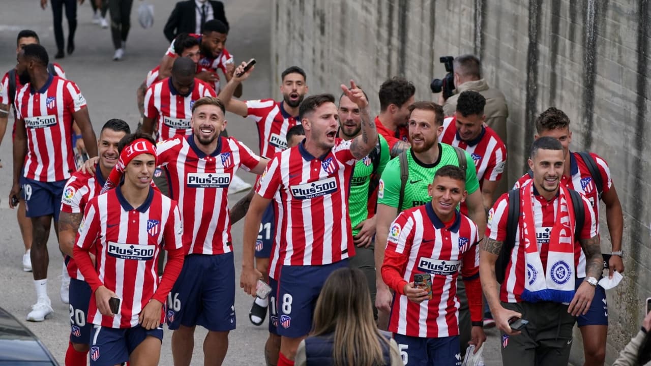 Jugadores del Atleti salieron del estadio para celebrar con su afición