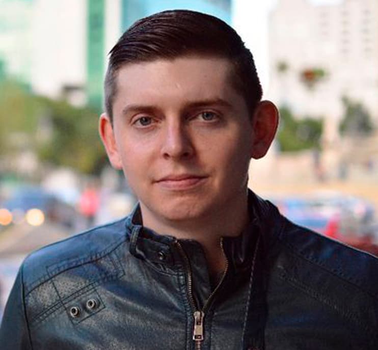 <b>Cody Weddle,</b> periodista estadounidense. Corresponsal de la sucursal local de la cadena ABC en Miami y colaborador de otros medios en EEUU. 
<a href="https://www.univision.com/shows/noticiero-univision/cody-weddle-el-periodista-estadounidense-que-se-encuentra-detenido-en-venezuela-video">Weddle vivía legalmente en en el país suramericano desde 2014 y el 6 de marzo fue detenido por agentes de contrainteligencia militar</a>, quienes llegaron a su casa con una orden de allanamiento. Sus equipos fueron decomisados y permaneció 12 horas en custodia sin recibir alimentos o agua. Fue liberado directamente en el aeropuerto para ser deportado.