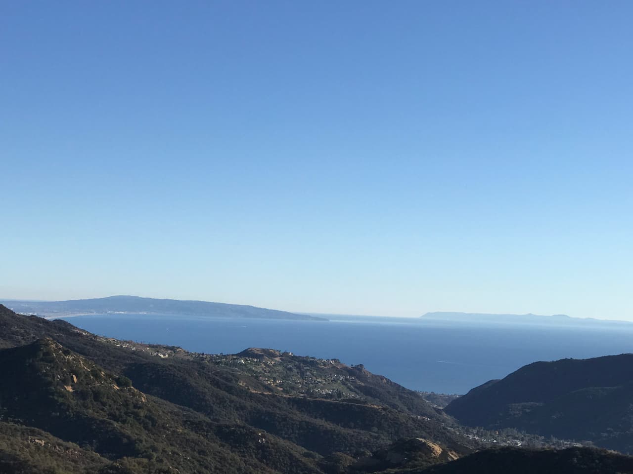 Muchas montañas de California aun no se recuperan de los devastadores incendios forestales, sin embargo, siguen siendo hermosas.
<br>Vista de la isla Catalina desde las montañas de Santa Monica.