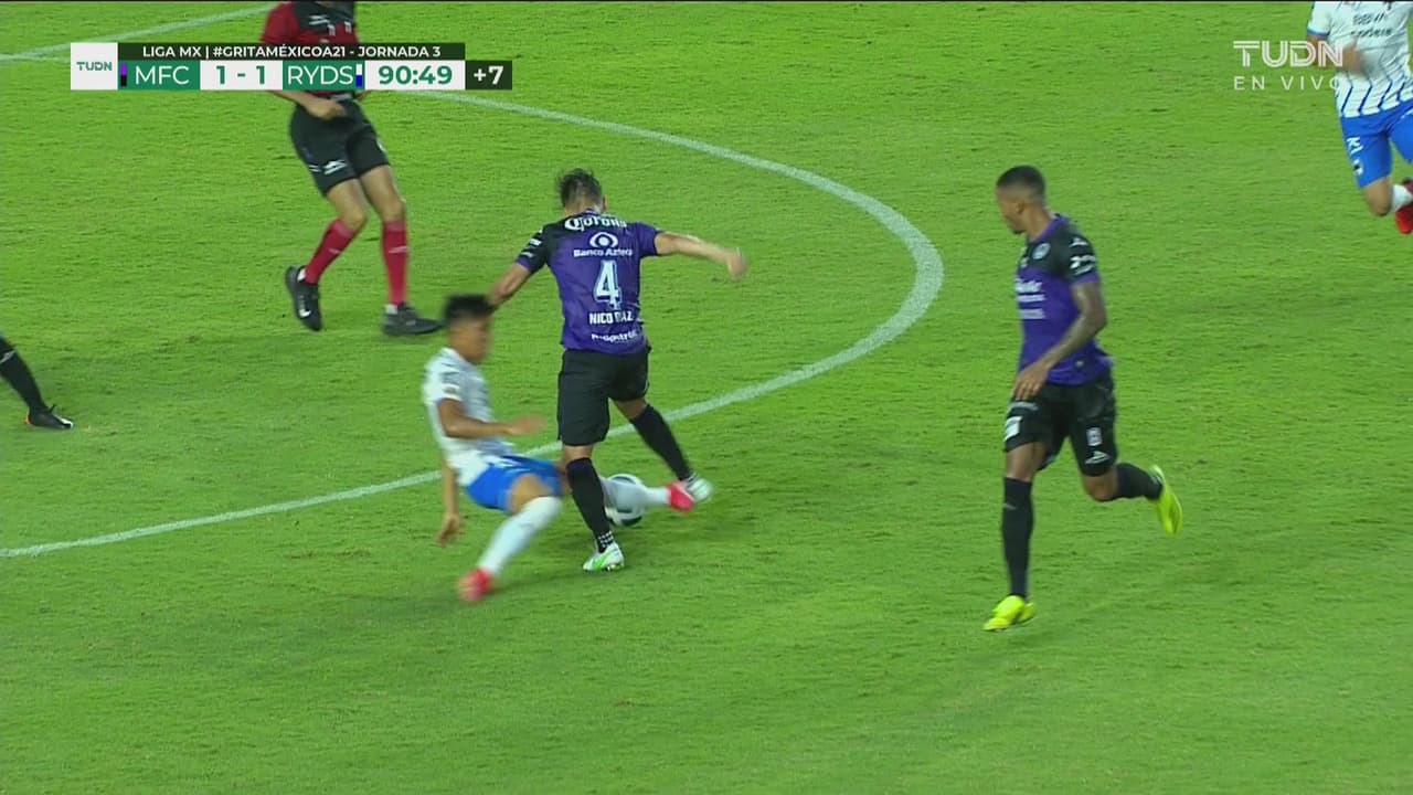 ¡Otro expulsado para Rayados! Ángel Zapata se va por un planchazo