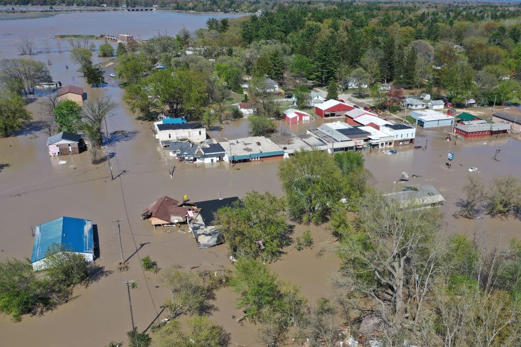Buena parte de Midland, la capital de Michigan, ha recibido el azote de las aguas a causa del colapso de dos presas por las fuertes lluvias.