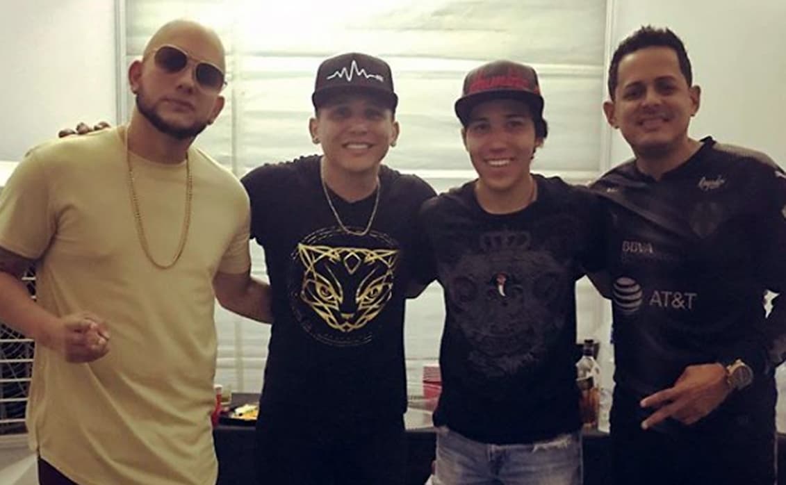 Edwin Luna canta reggaetón junto a Angel y Khriz