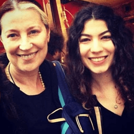 En la 
<a href="https://www.univision.com/shows/madre/las-hermanas-de-zeynep-descubrieron-que-es-mama-de-melek-video">telenovela turca Madre</a>, la actriz 
<b>Vahide Perçin</b>, le da vida a Gönül, o “la señora torpe”. En la vida real es progenitora de 
<b>Alize Gördüm</b>, quien interpreta a Gamze, hermana de Zeynep, ¿notaste el parecido?