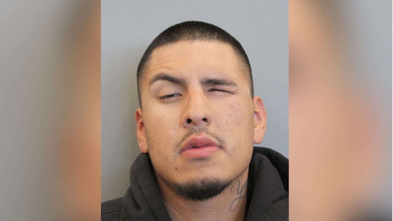 El sospechoso Raul Alexander Leon, también conocido como Abel A. Torres, estaba libre bajo fianza por otro delito cometido en el condado Harris, fue arrestado y enfrenta cargos de asesinato.