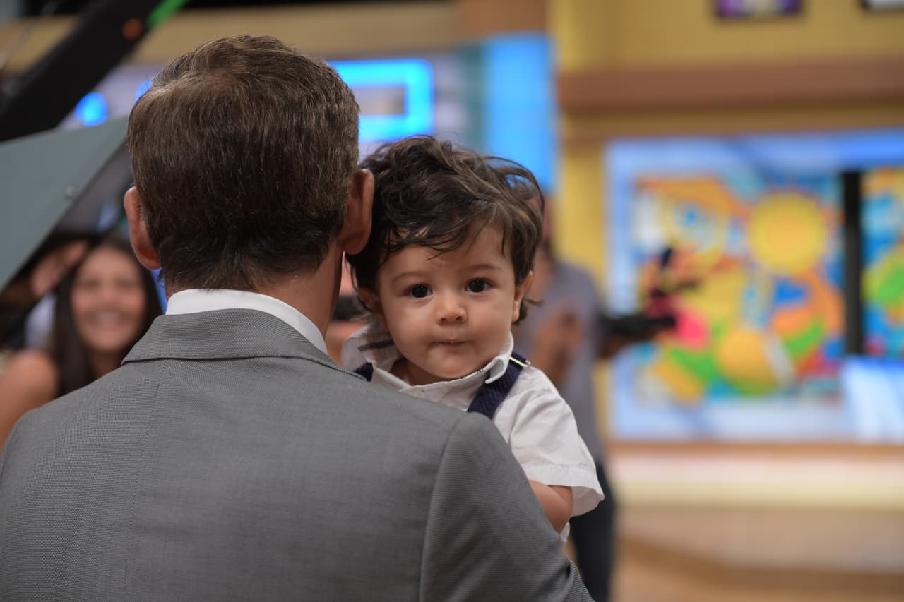 Parece que Johnny ya quiere ser abuelo, él quería tener en brazos a todos los bebés. Aquí lo vemos con Baby Joshua.