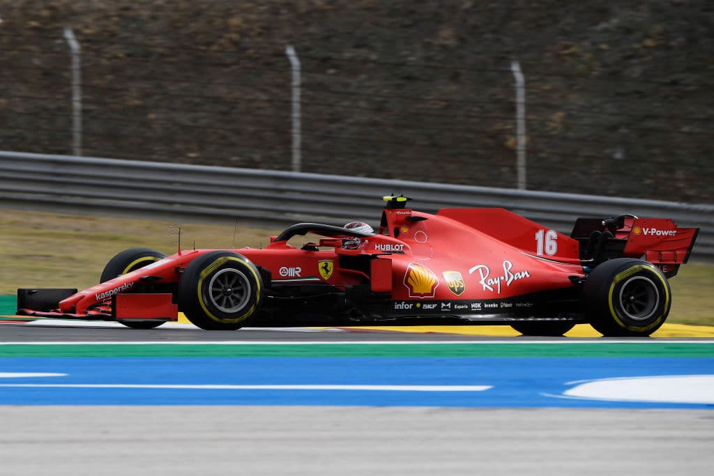 Lewis Hamilton lo hace de nuevo y rompe récord mundial con 92 carreras ganadas en la Formula 1. Se le unen al podio Valtieri Bottas y Max Verstappen. Muy buenas carreras de Charles Leclerc y del mexicano Sergio Pérez, pero la lluvia fue factor importante en este Gran Premio de Portugal.