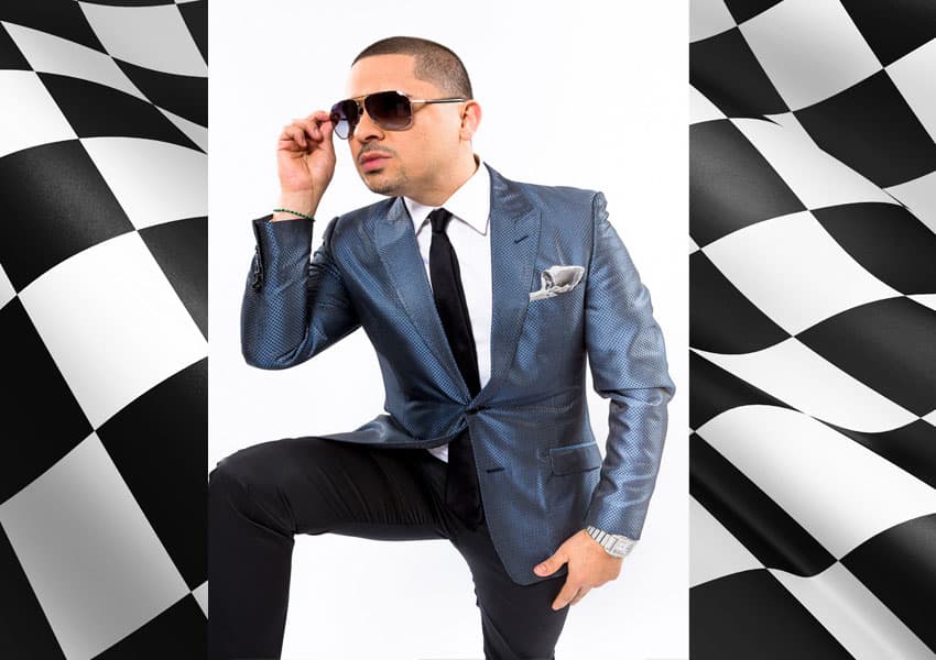 Larry Hernández está muy agradecido con sus seguidores, es por eso que el cantante regalará un coche en su próximo concierto.