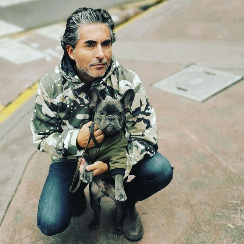 “Creo que tengo el derecho, pero no sé salir, no sé ir al cine, a cenar, no sé cómo… Me han querido presentar a mucha gente y me da pena, flojera, porque luego, ¿qué se dice?, ¿qué sigue?, pero sí estoy abierto, sólo necesitaba pasar un tiempo y ya van algunos meses del comunicado; lo he hablado con Fernanda, ella también tiene que retomar su vida y empezar a salir con cuates, con amigas, así que este año ya veremos qué pasa”.