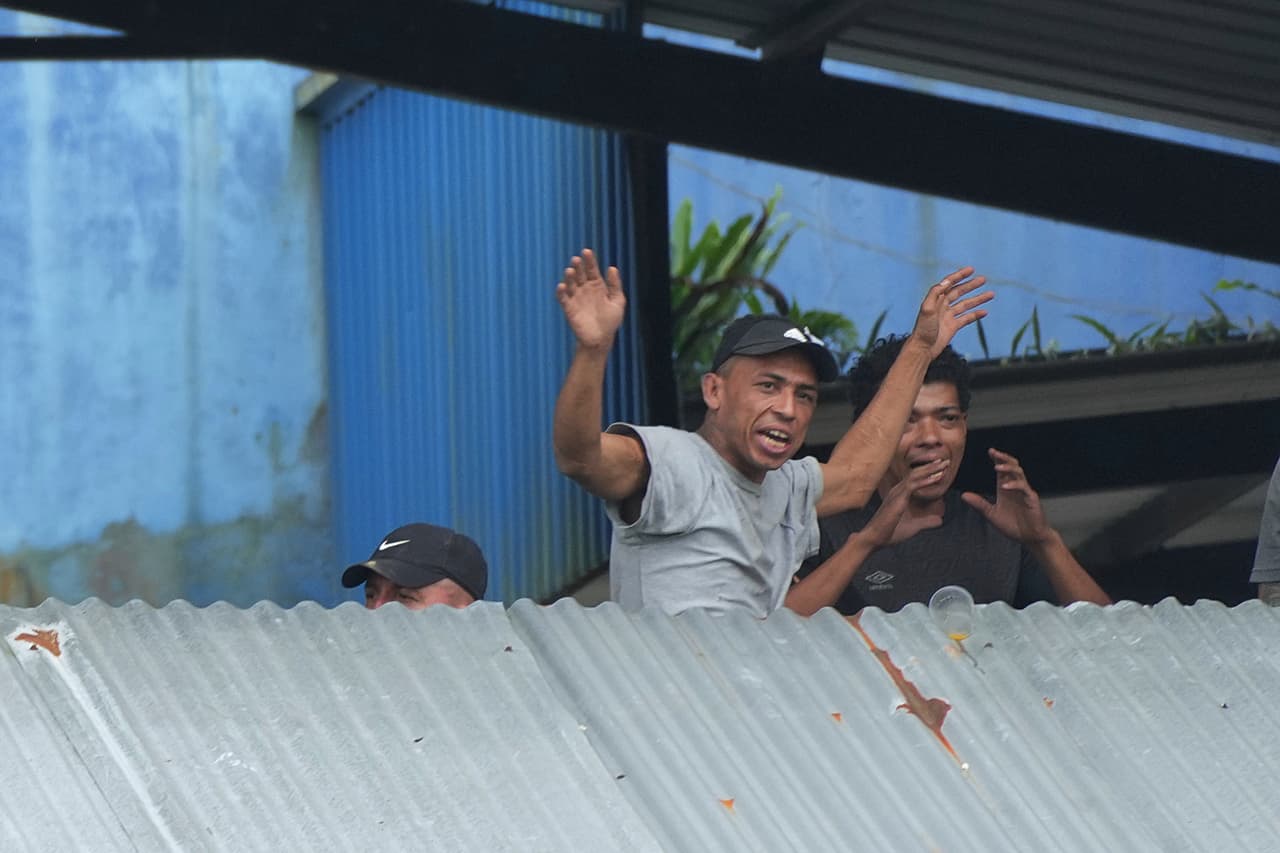 El ministro del interior, Patricio Carrillo, informó que
<b>la mayoría de esos presos fueron asesinados con armas cortopunzantes en celdas y pabellones de la cárcel.</b> Hasta el momento se han contabilizado 10 heridos, algunos de gravedad.
<br>