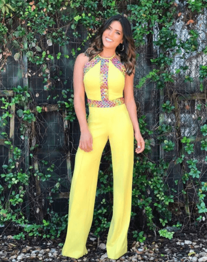 El amarillo es el protagonista de este look brillante y muy colorido.