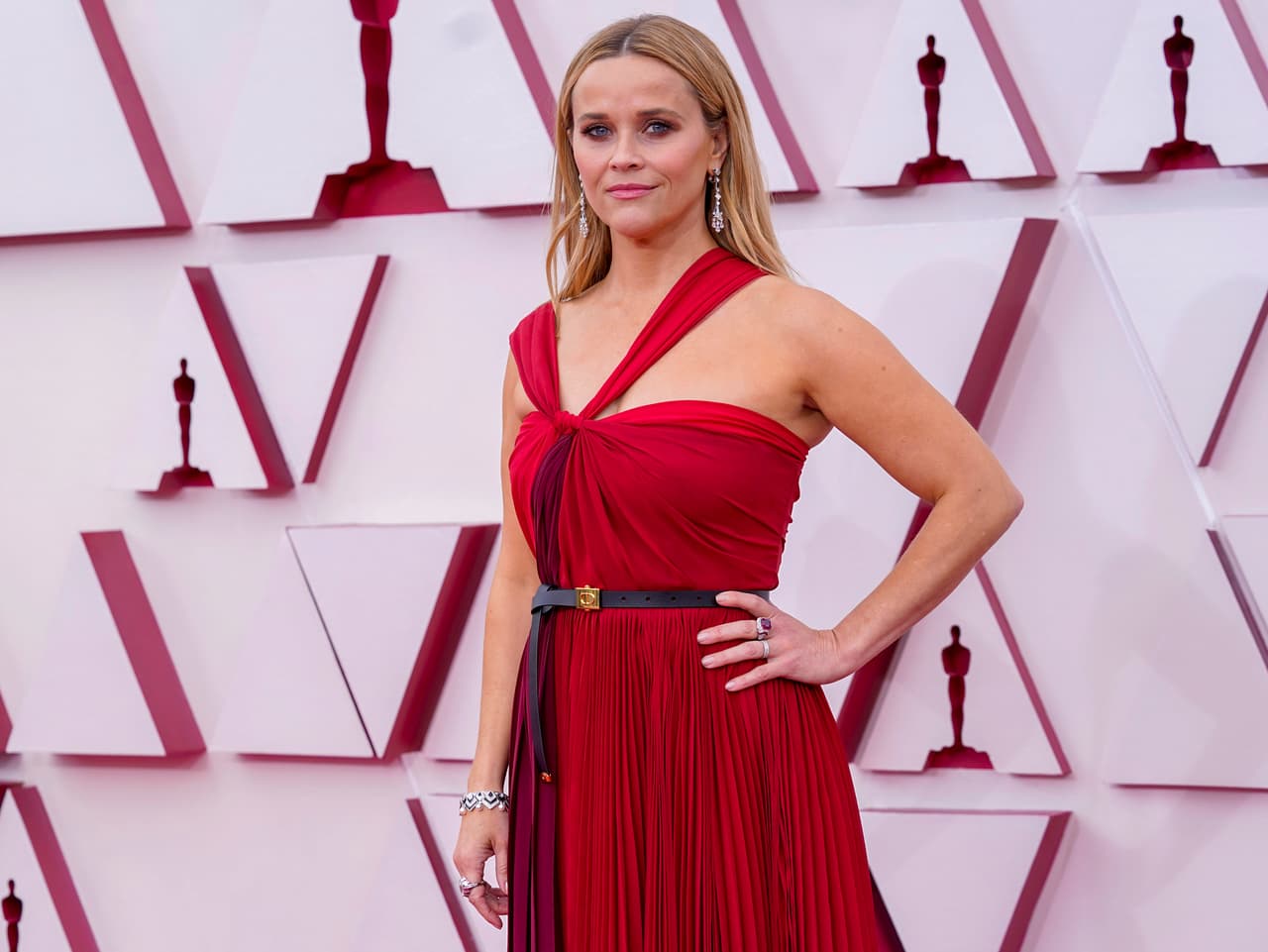 Su 'comadre', Reese Witherspoon, quien hacía 5 años que no formaba parte de la ceremonia, escogió un vestido Christian Dior para su regreso al evento.