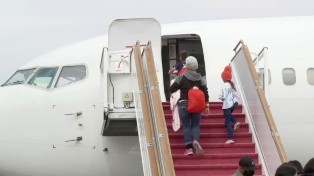 Concejales de Aurora, Illinois discuten ordenanza sobre el arribo de autobuses con migrantes no programadas 