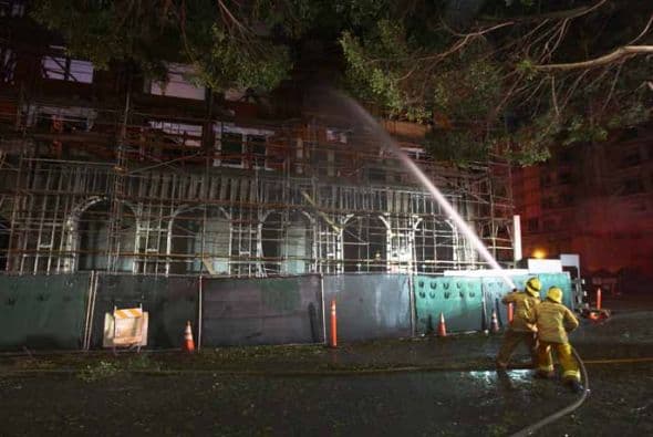 Así quedó el complejo de apartamentos de siete pisos. Dos de ellos de concreto y otros cinco de madera. Detalles de este reporte aquí