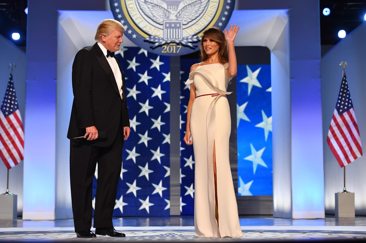 Era tradición que la primera dama entrante eligiera un diseñador estadounidense, sin embargo, Melania Trump escogió un diseñador francés, Hervé Pierre,
<a href="http://www.elle.my/fashion/News/Creative-director-Herve-Pierre-leaves-Carolina-Herrera">quien si bien trabajó con Carolina Herrera por más de14 años</a> y vivió 20 años en Estados Unidos, es reconocido más como un creador francés que como estadounidense.