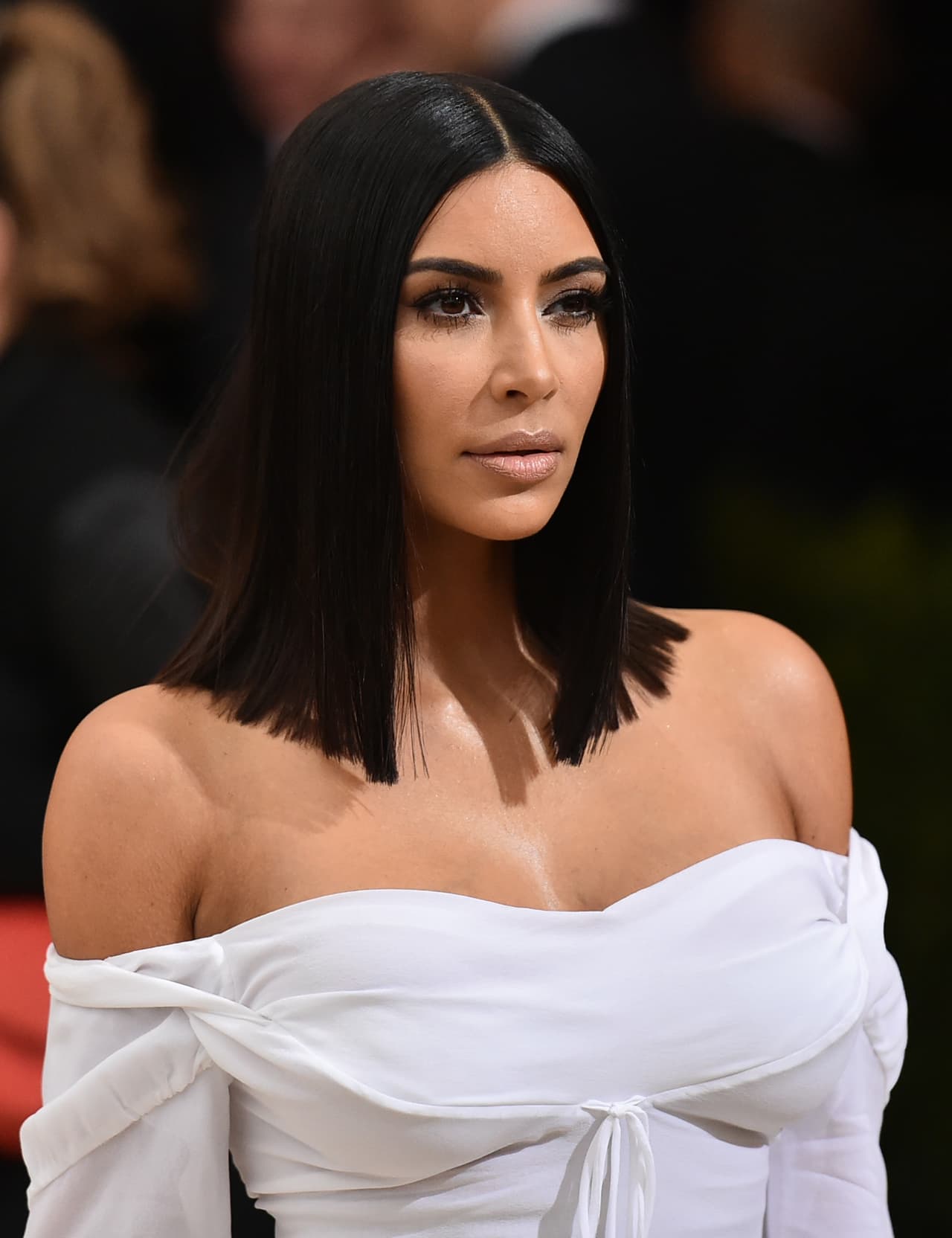 El comentario no dejó contenta a Kim, según fuentes de TMZ. Los informantes dijeron que las dos han tenido conversaciones privadas al respecto, pero que tras el tuit de su madrastra, la futura abogada
<b><a href="https://www.tmz.com/2021/04/26/kim-kardashian-caitlyn-jenner-prison-reform-governor/" target="_blank">no solo estaba decepcionada, sino también "perturbada"</a></b>.
<br>